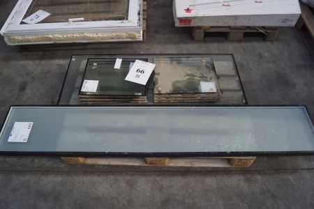 Lot of glass. 2 of which are frosted. 34.5x197 + 51x127.5 + 6 pieces: 35.5x44 cm.