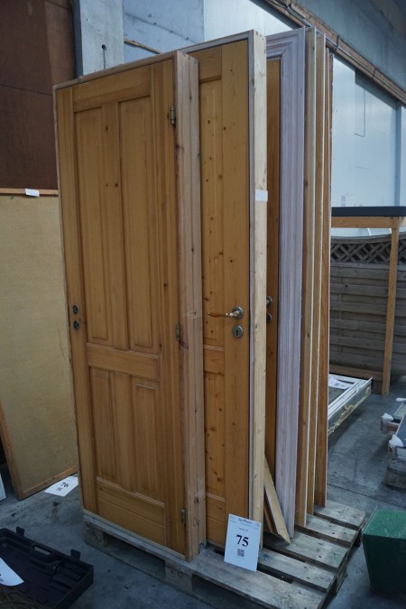5 pieces. wooden doors indoor with moldings, 3x frame size 88.5x208.5 cm. 1x 67.5x202.5 cm. + 1: 209.5x86cm.