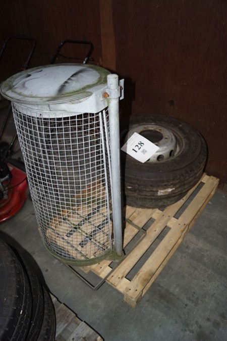 2 pcs. goodyear truck tire 225 / 75r16c + 3 pcs. tire + disposal rack.