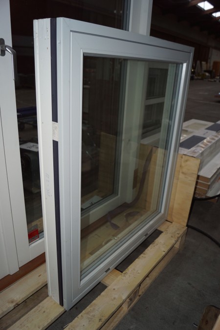 Wooden / aluminum window. 95x108.5 cm.
