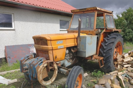 Fiat 1000 tractor with front weights, hours: 9479. Starts and runs well, battery defect. The left door is missing