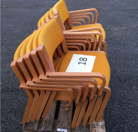 10 Stühle aus gelbem Stoff.