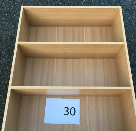 Shelf with 3 shelves. (125 H x 90 W x 32 D)