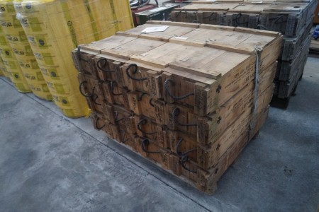 16 wooden ammunition boxes. 95x31x20cm.