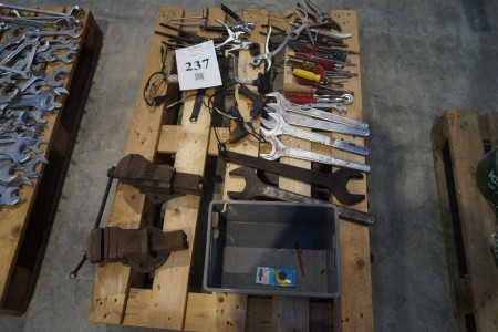 Lot of hand tools + 2 pieces. vice.