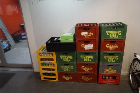 Large batch of beer, soda and wine. 12 boxes of beer, 4 boxes of sodas, 19 bottles of wine.