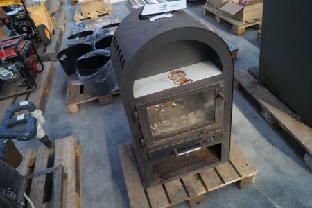 Wood stove. Type: Thurø 1. Fuel: wood. At the sides of the oven: 400m. Output: 6kW.