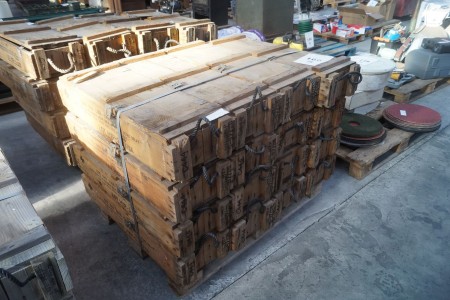 16 wooden ammunition boxes. 95x31x20cm.