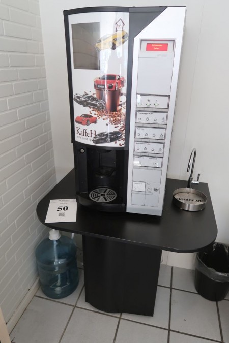 Kaffemaskine Wittenborg 7100 med bord. Indbygget køl til vand