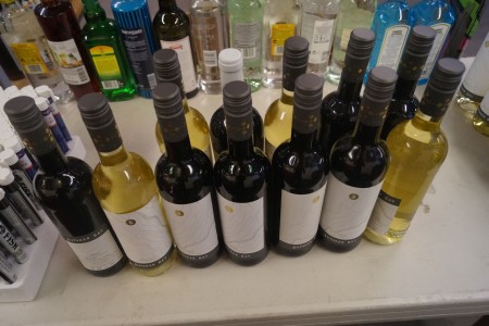 8 flasker rødvin + 4 flasker hvidvin. 