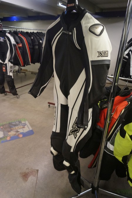 Motorcycle full suit. Brand: FRANK THOMAS. Size: 52.