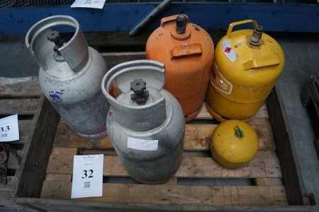 5 gas cylinders.