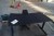 Hævesænke bord i sort, med stol
