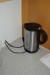 Kaffeemaschine, Wasserkocher, Kühlschrank und Mikrowelle