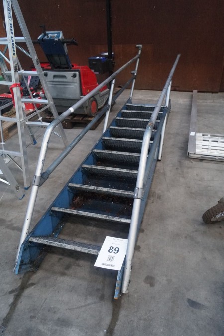 10-stufiger Treppenstahl mit Alu-Handläufen.