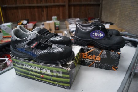 2 pairs of Safety Shoes Manufacturer Beta and Giasco