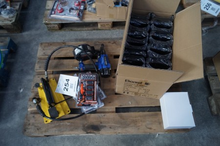 Kasse med malerudstyr, hydraulikpumpe, sømpistol, bits og målebånd