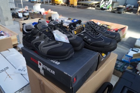 2 pcs. safety shoes size 45. mascot and monitor.