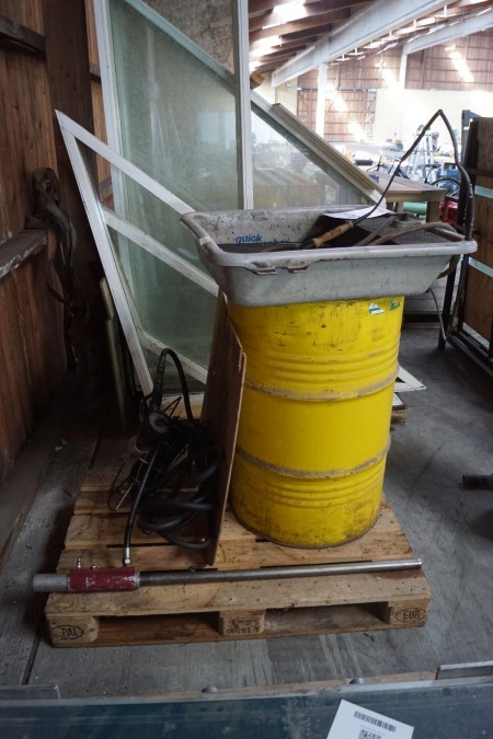 Oil barrel with pump and tub