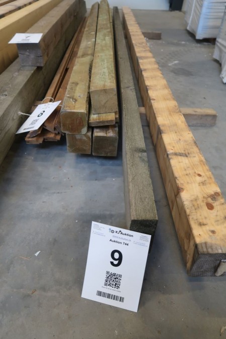 Stolper og tømmer. 12 meter stolper trykimprægneret, 100x100 mm, længde 300 cm. 2 stk. brædder, trykimprægneret, 19x100 mm, længde 300 cm. 3,6 meter 60x155 mm