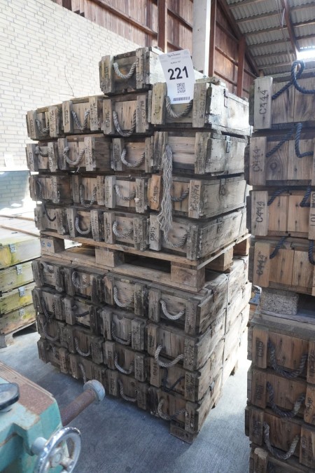 32 pieces of ammunition boxes in wood