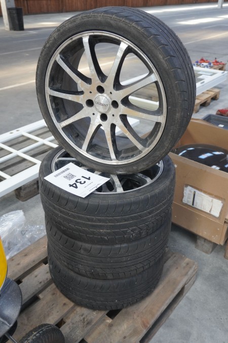 4 alloy wheels with tires