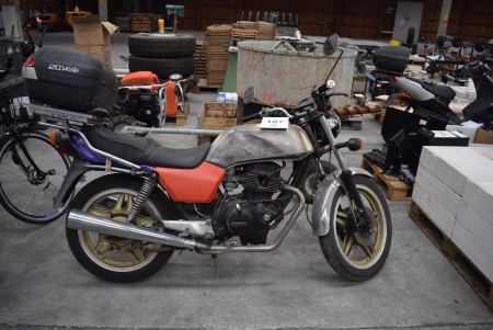 Honda motorcycle, model: CB 400 N, set number: CB400N3203229. Previous registration: 24 / 4-12. Reg number: ET12324. Year: 1982.
