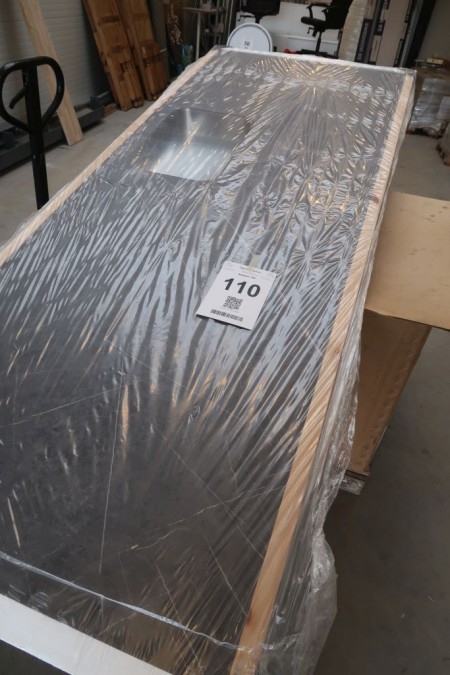Tischplatte mit Spüle, 945x2444x20 mm. Mit allseitigen Kanten. Ca. 68 cm vom Waschbecken bis zum Rand der kleinen Seite des Waschbeckens