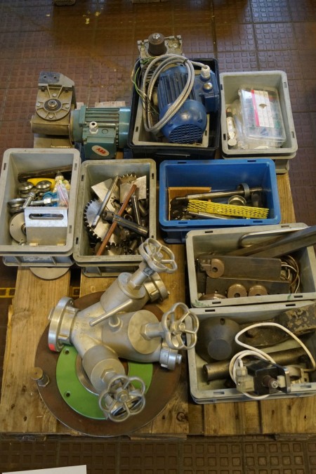 Water branches with 3 outputs + various spare parts and engine.