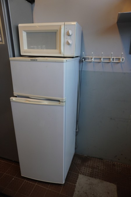 Fridge with freezer Manufacturer: Wasco + Microwave and oven.