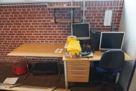 Schreibtisch + Schminktisch + verschiedene Computer.
