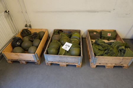 24 Stück Militärhelme + Anzüge + Erste-Hilfe-Taschen.