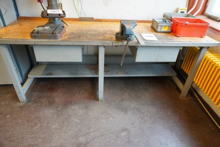 File bench with 2 drawers and vice.