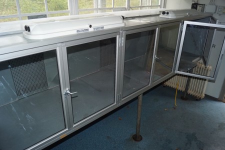 Drying cabinet with extractor, and 2 heat lamps (ATEX).