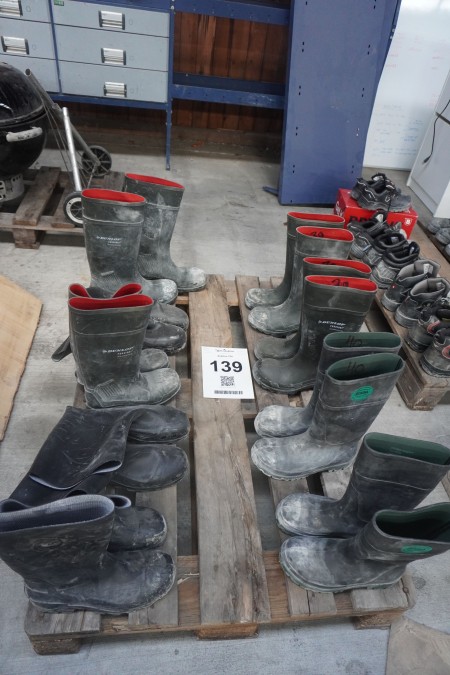 9 pairs of rubber boots, Brand: dunlop