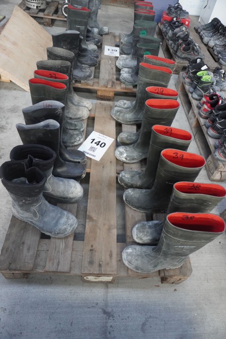 7 pairs of rubber boots, brand: Dunlop + 1 pair of work shoes, brand: Brynje