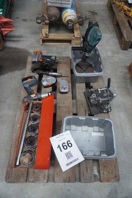 Various power tools + threaded cutter sets.