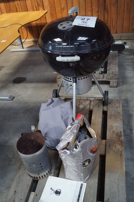 Coal grill, brand: Weber + charcoal, extra barbecue equipment and start-ups.