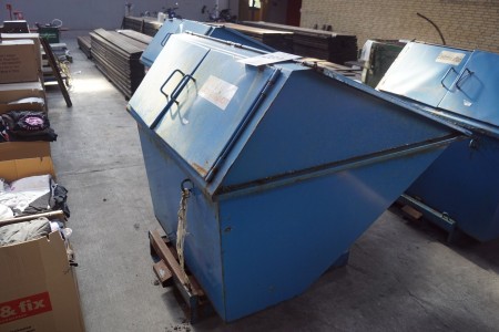 Waste container for pallet forks