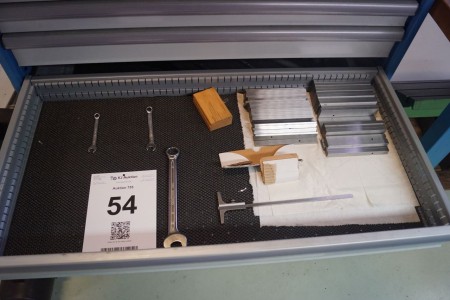 Content of cutting tools in 2 drawers, etc.