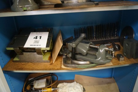 Clamping plan, drill etc. on shelf. incl machine screws.