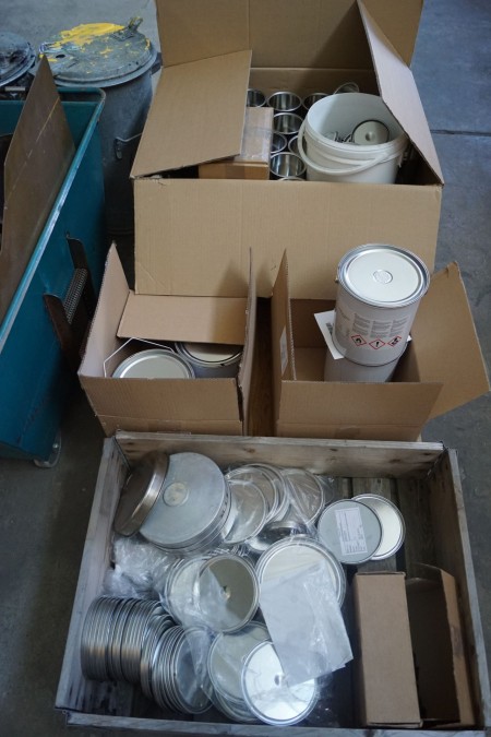 Large lot of paint buckets in different sizes, with lid + 20L Sealing lacquer