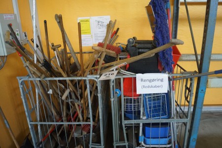 Large lot of garden tools / cleaning supplies