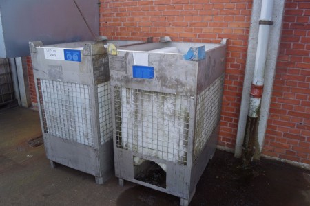 2 special pallet tanks in grid cages