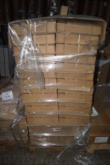 Viele Pappkartons mit Etikett