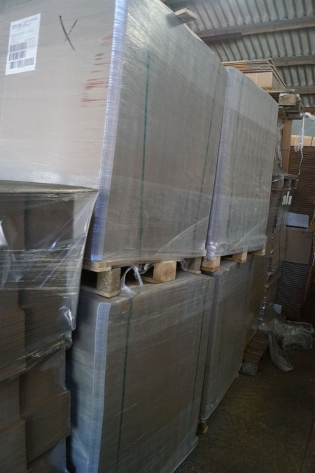 4 pallets with Cardboard insert for box