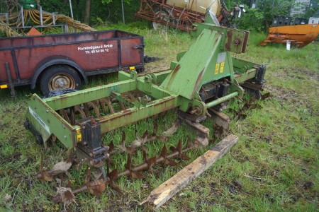 Spade roller harrow with double pack roller.