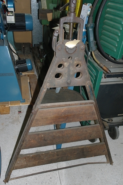 Collapsible stand with pipe vice 