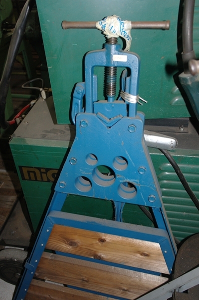 Collapsible stand with pipe vice 
