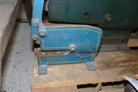 Steel bar cutter